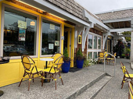 Cannon Beach Chocolate Cafe outside