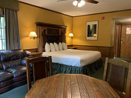 Starved Rock Lodge Hot Tub inside