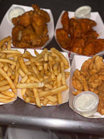 Benny's Wing Shack food