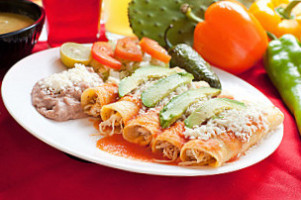 100% Antojitos Mexicanos food