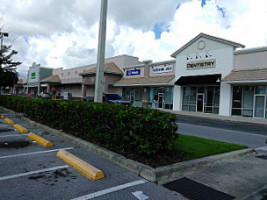 Canopy Oak Center outside