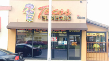 Tacos El Negro outside