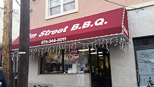 Elm Street Barbecue outside