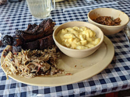 Lee's Firehouse Bbq food
