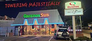 Quiznos outside