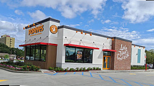 Popeyes Louisiana Kitchen outside