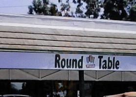 Round Table Pizza inside