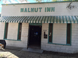 The Walnut Inn outside