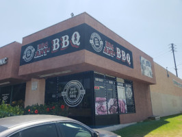 Big Ant's Bbq outside