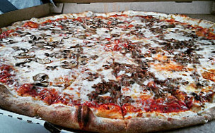 Momo's Pizza Market Street food