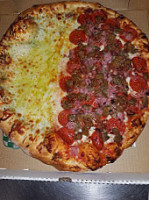 Dario's Famous Pizza food
