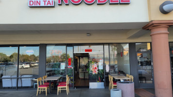 Din Tai Noodle outside