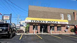 Tonio's Pizza inside