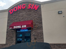 Dong Sin outside