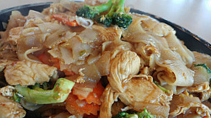 Rakadeka Fresh Thai Kitchen food
