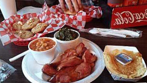 Center Point -b-que food