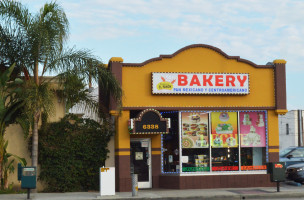 El Panon Bakery outside