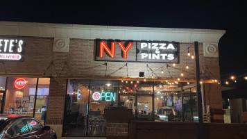 New York Pizza Pints outside