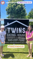 Twins Eating House food