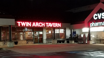 Twin Arch Tavern outside