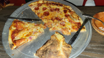 Robert Reynolds' Favorite Pizza Place food