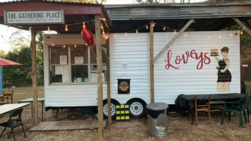 Loveys Food Truck outside