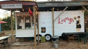 Loveys Food Truck outside