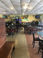 Dontae's Highland Pizza Parlor inside