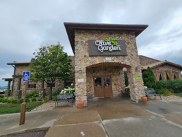 Olive Garden Italian outside