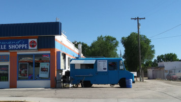 Tacos El Tesorito Taco Truck outside