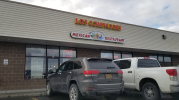 Los Compadres outside