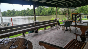 Floyd's Morley Marina outside