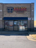 Bulldog Pizza outside