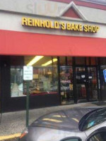 Reinhold's Quality Bakery outside