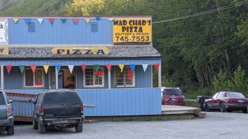 Mad Chad’s Pizza outside