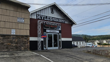 Myles Pizza Depot outside