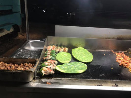 Mari's Tacos food
