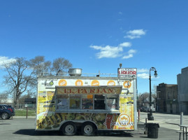 El Parian Taco Truck outside