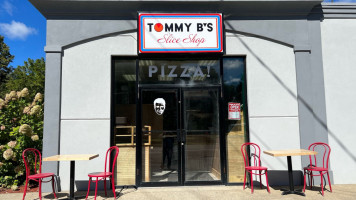 Tommy B's Slice Shop food