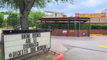 Dickey's Barbecue Pit food