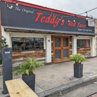 Teddy’s Red Tacos outside