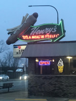 Henry's Drive-in outside