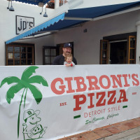 Gibroni's Pizza food