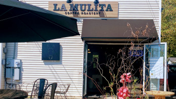 La Mulita Coffee outside