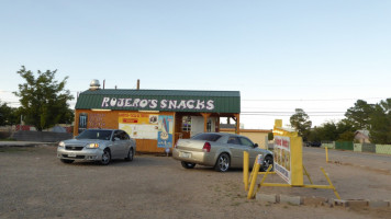 Rojero's Snacks outside