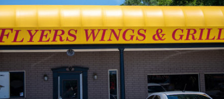 Flyers Wings & Grill outside