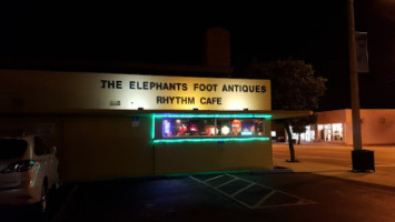 Rhythm Cafe outside