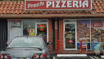 Presto Pizza Deli outside