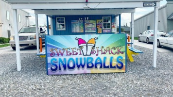Sweet Shack Snowballs outside