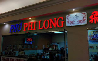 Phi Long outside